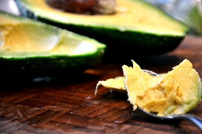 carving-avocado-with-a-teaspoon